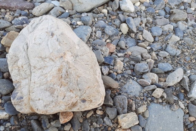 大きな石、小さな石